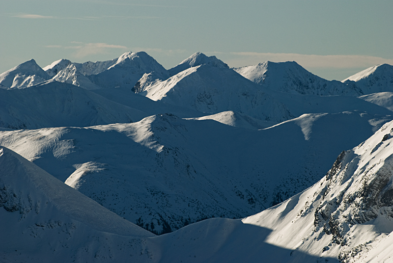 42_Tatry_widok z Kasprowego Wierchu na Tomanowa Przelecz i Tatry Zachodnie.jpg